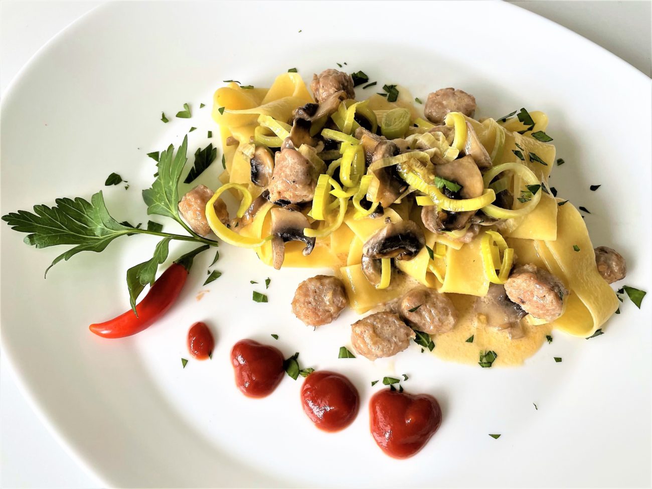 Pappardelle con salsiccia piccante porro e champignon