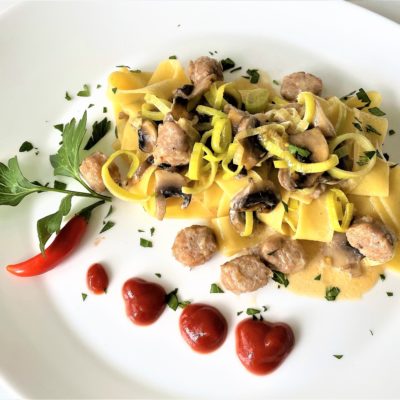Pappardelle-con-salsiccia-piccante-porro-e-champignon