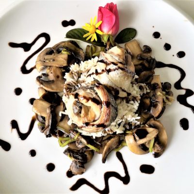 Rotolini-di-branzino-con-letto-di-champignon-con-salsa-all'aceto-balsamico