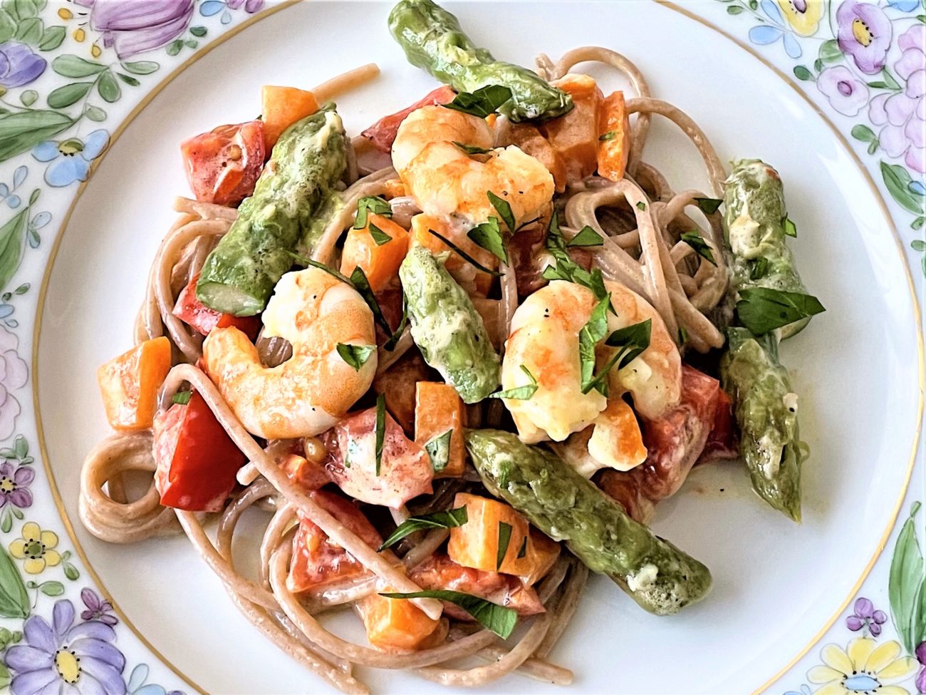 Spaghetti di farro con zucca gamberi e punte di asparagi