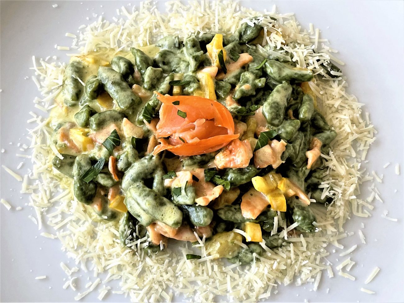 Spätzle verdi con salmone e peperoni