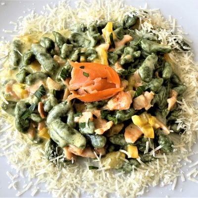 Spätzle-verdi-con-salmone-e-peperoni