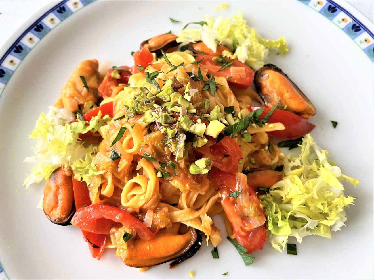 Tagliatelle con cozze indivia e pistacchio