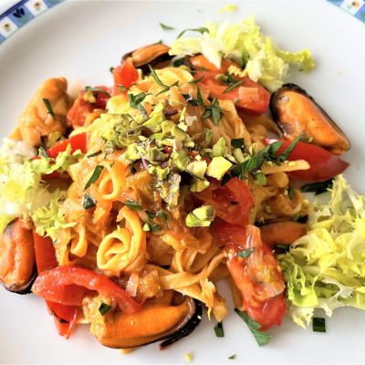 Tagliatelle-con-cozze-indivia-e-pistacchio