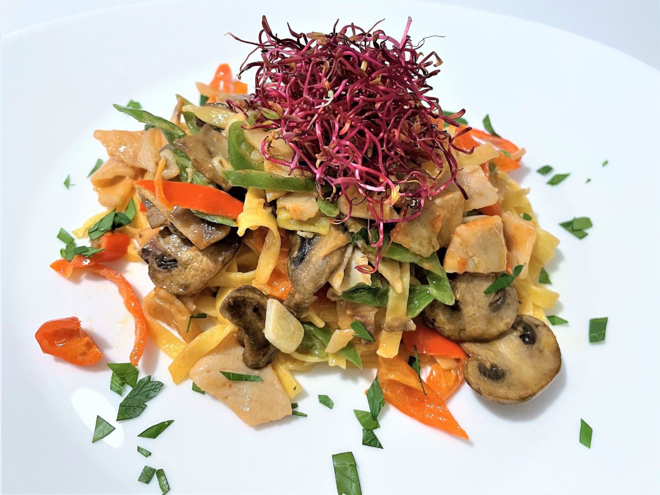 Tagliolini con pesce spada, friggitelli e champignon