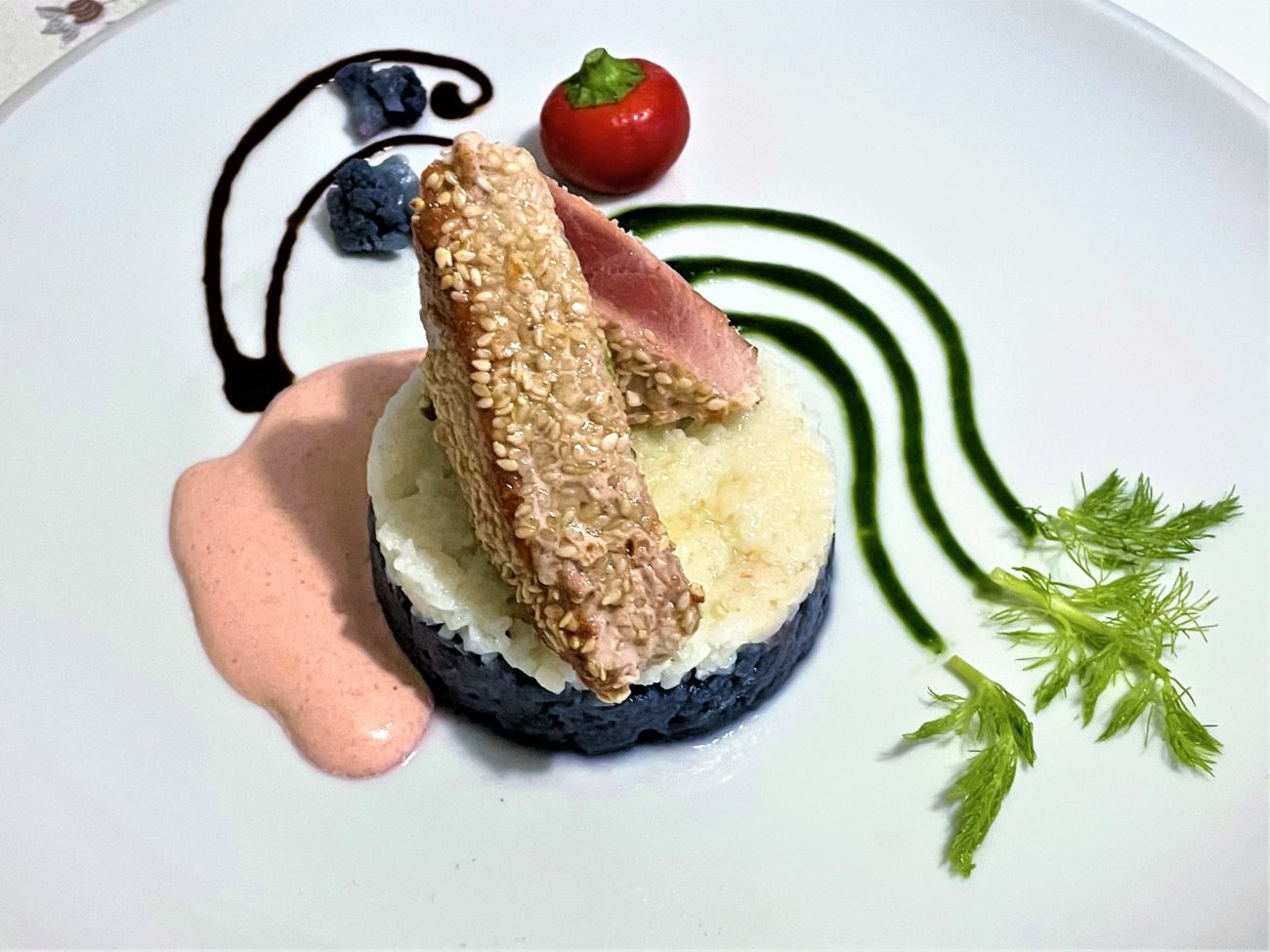 Tonno al sesamo con salsa rosa al rafano e cavolfiore viola