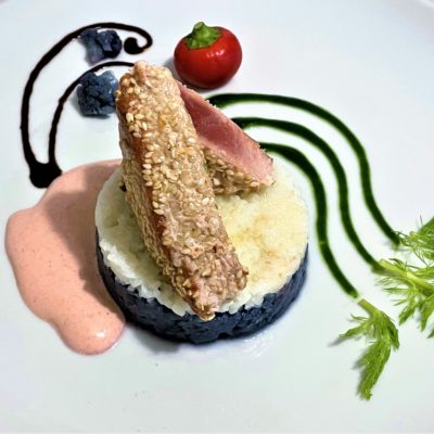 Tonno-al-sesamo-con-salsa-rosa-al-rafano-e-cavolfiore-viola