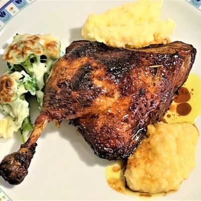 Anatra-al-miele-con-purè-e-salsa-di-mele