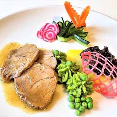 Arrosto-di-vitello-con-purè-di-piselli-e-radicchio-stufato