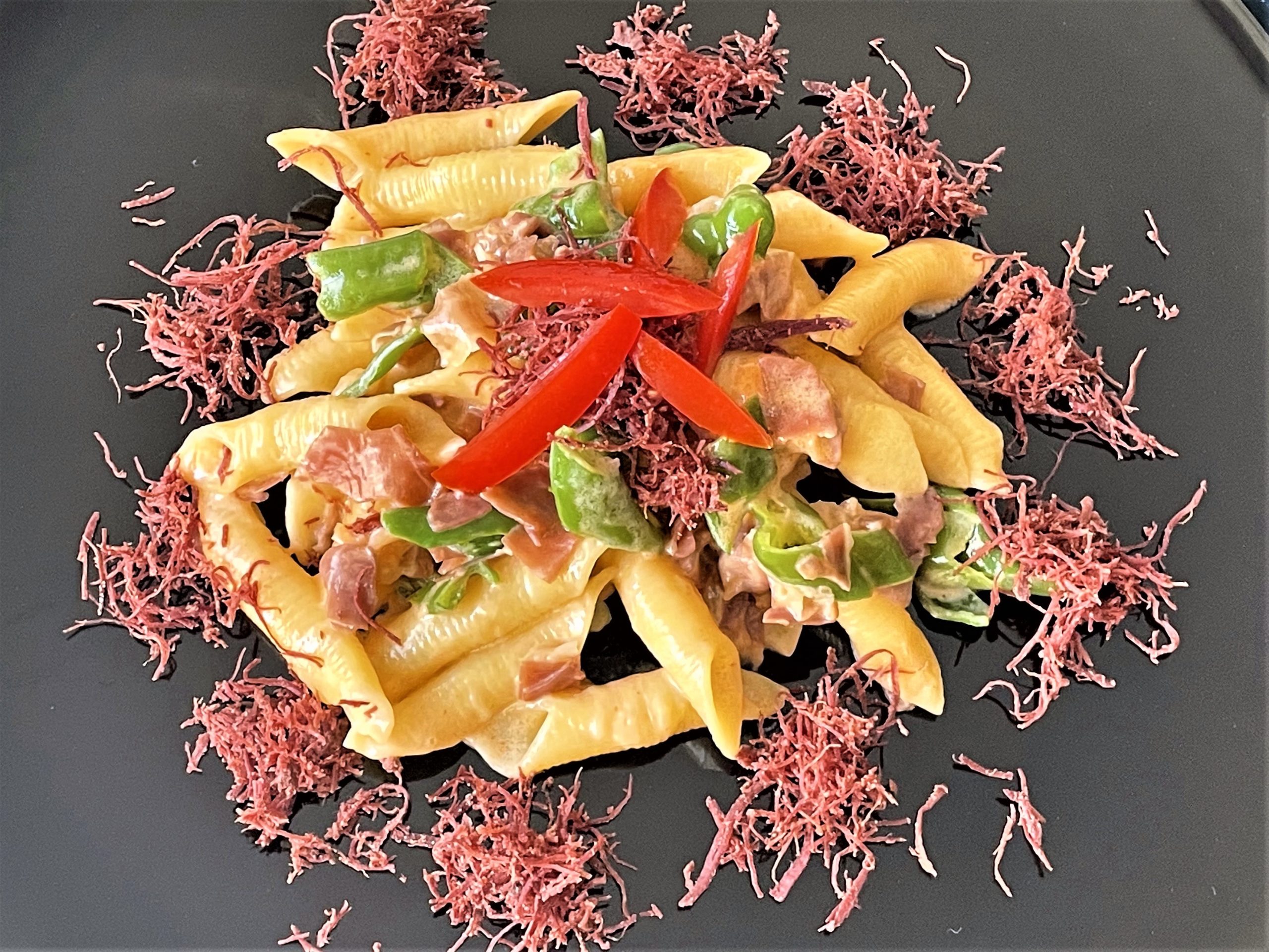 Garganelli con prosciutto, peperone verde e sfilacci