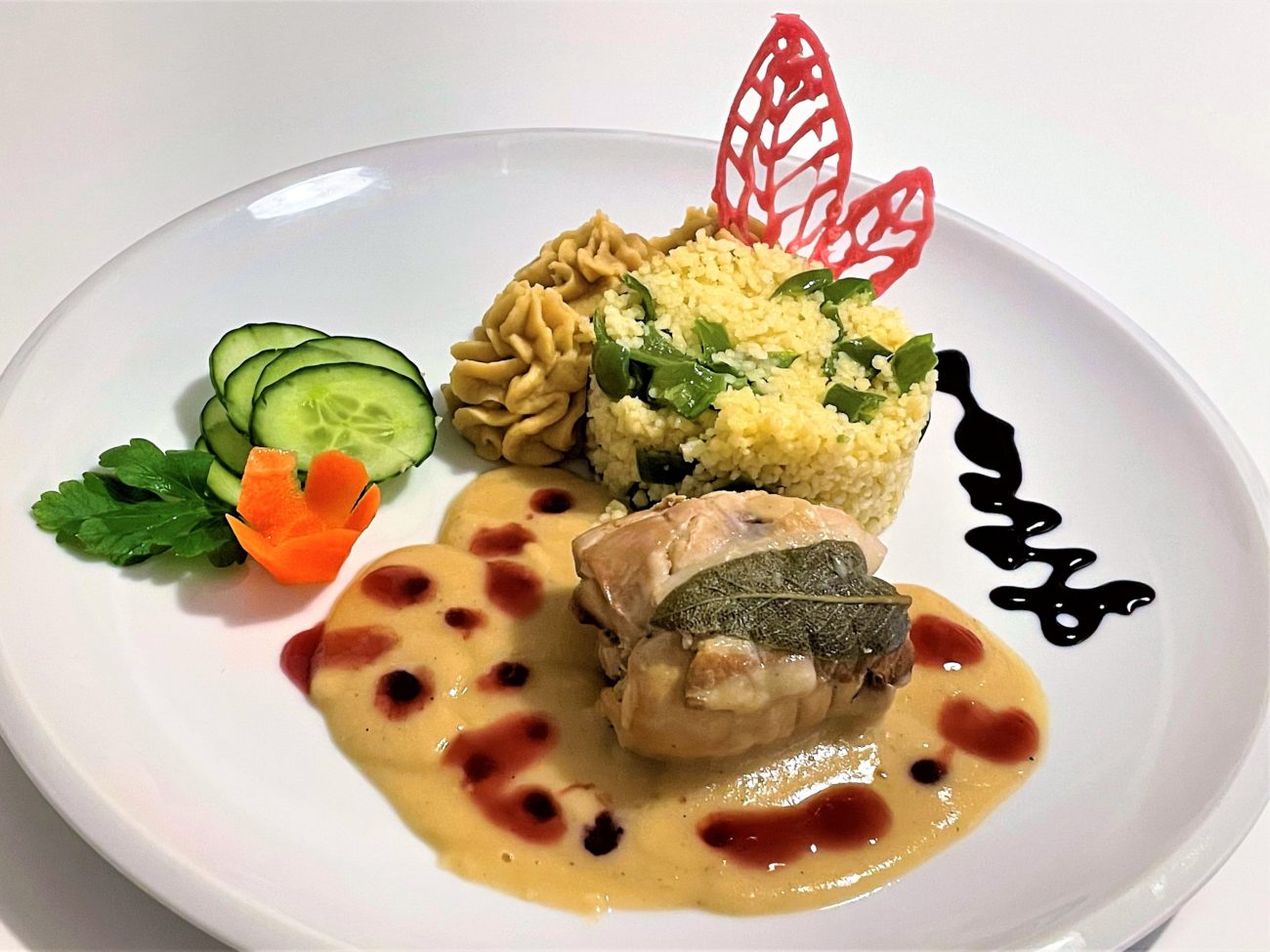 Involtino di pollo con cous cous e purè di ceci