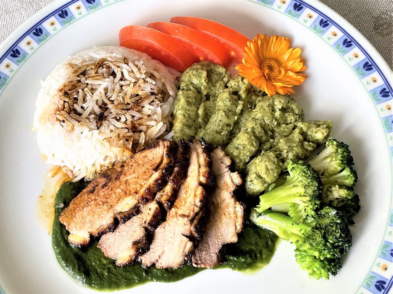 Petto d’anatra con purè e crema di broccoli