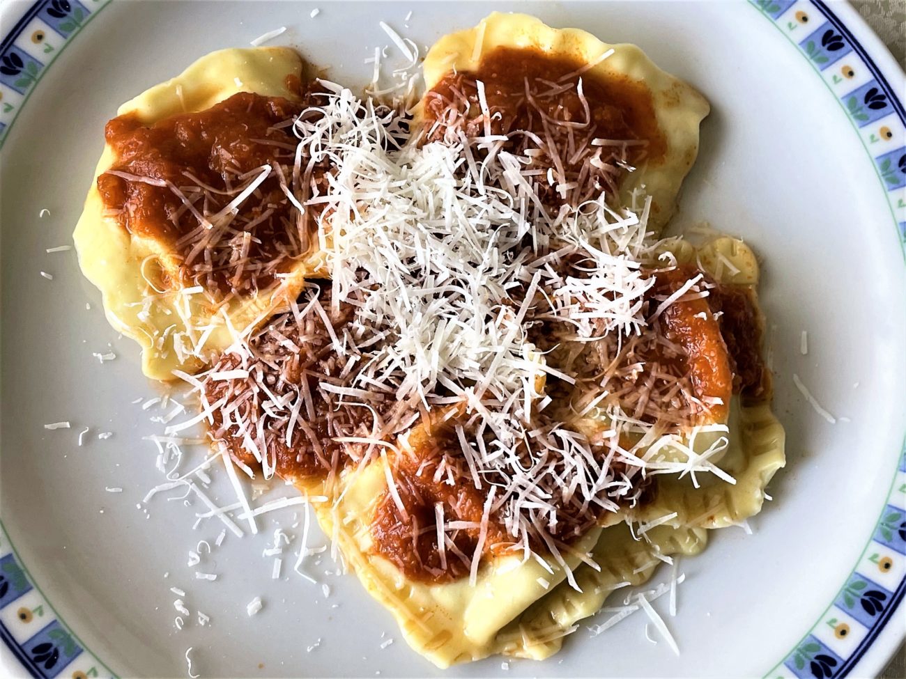 Ravioli di cappone con salsa di pomodoro speziata