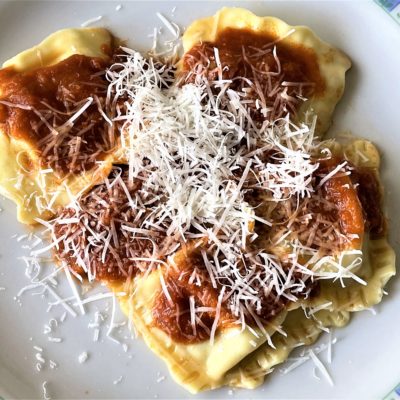 Ravioli-di-cappone-con-salsa-di-pomodoro-speziata