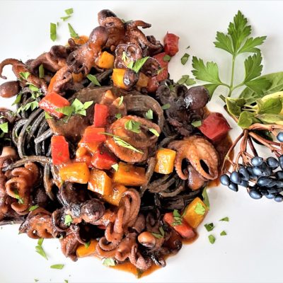 Spaghetti-al-nero-di-seppia-con-moscardini-e-peperoni