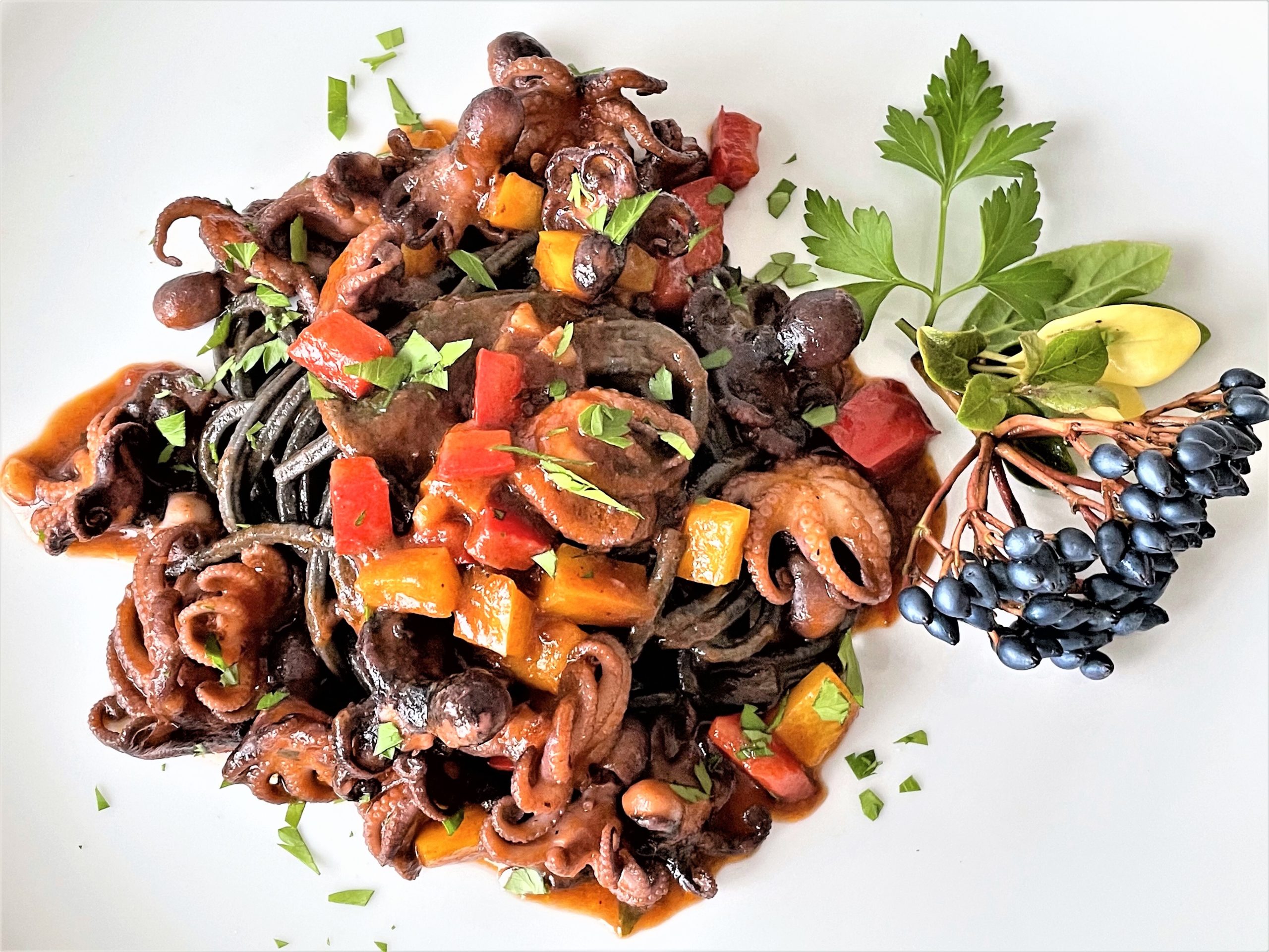 Ricetta di Spaghetti al nero di seppia con moscardini e peperoni