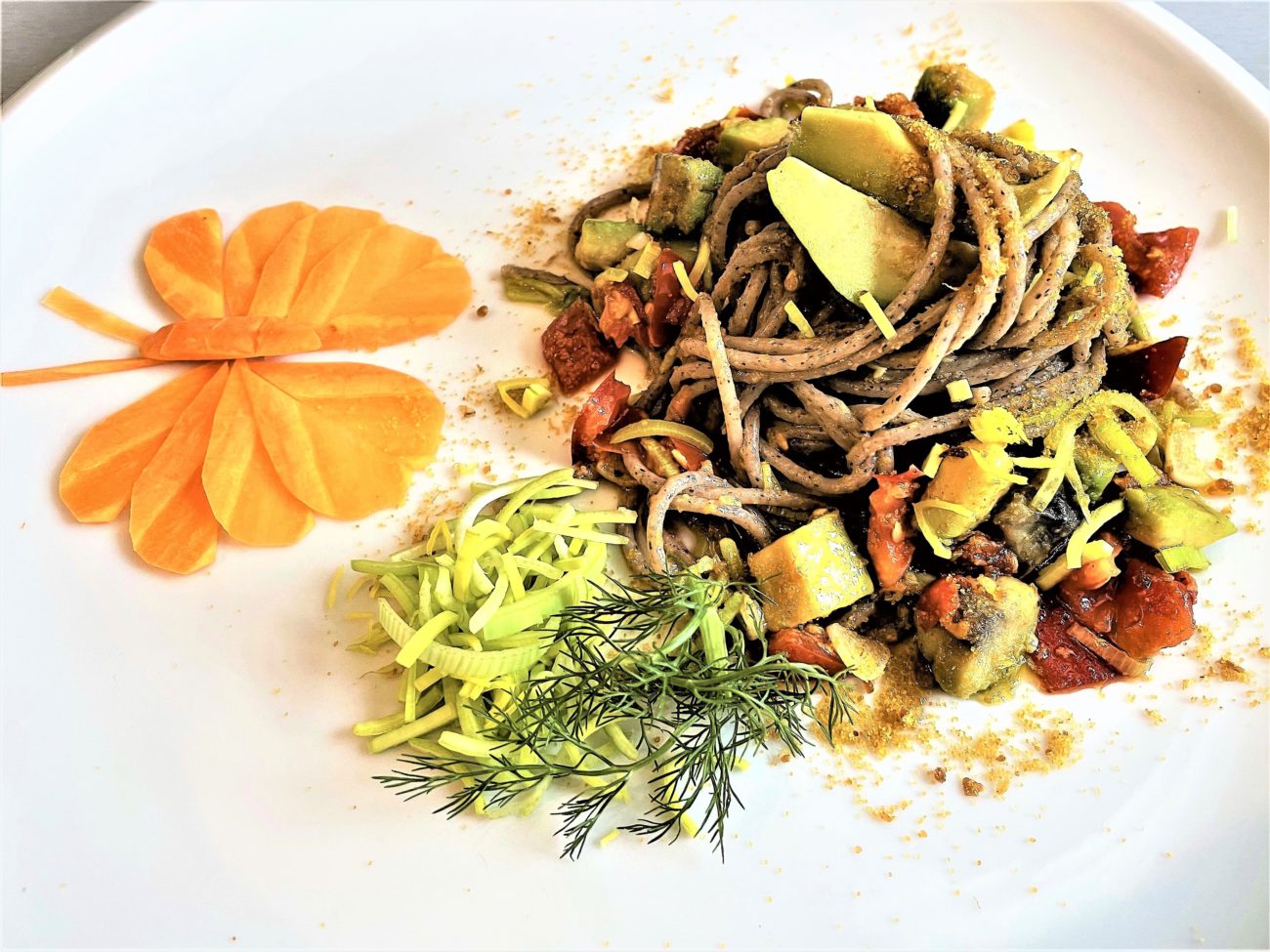 Spaghetti di grano saraceno con bottarga e avocado