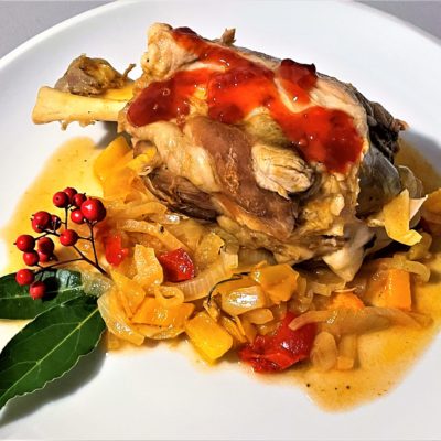 Stinco-di-maiale-ai-peperoni-con-salsa-piccante