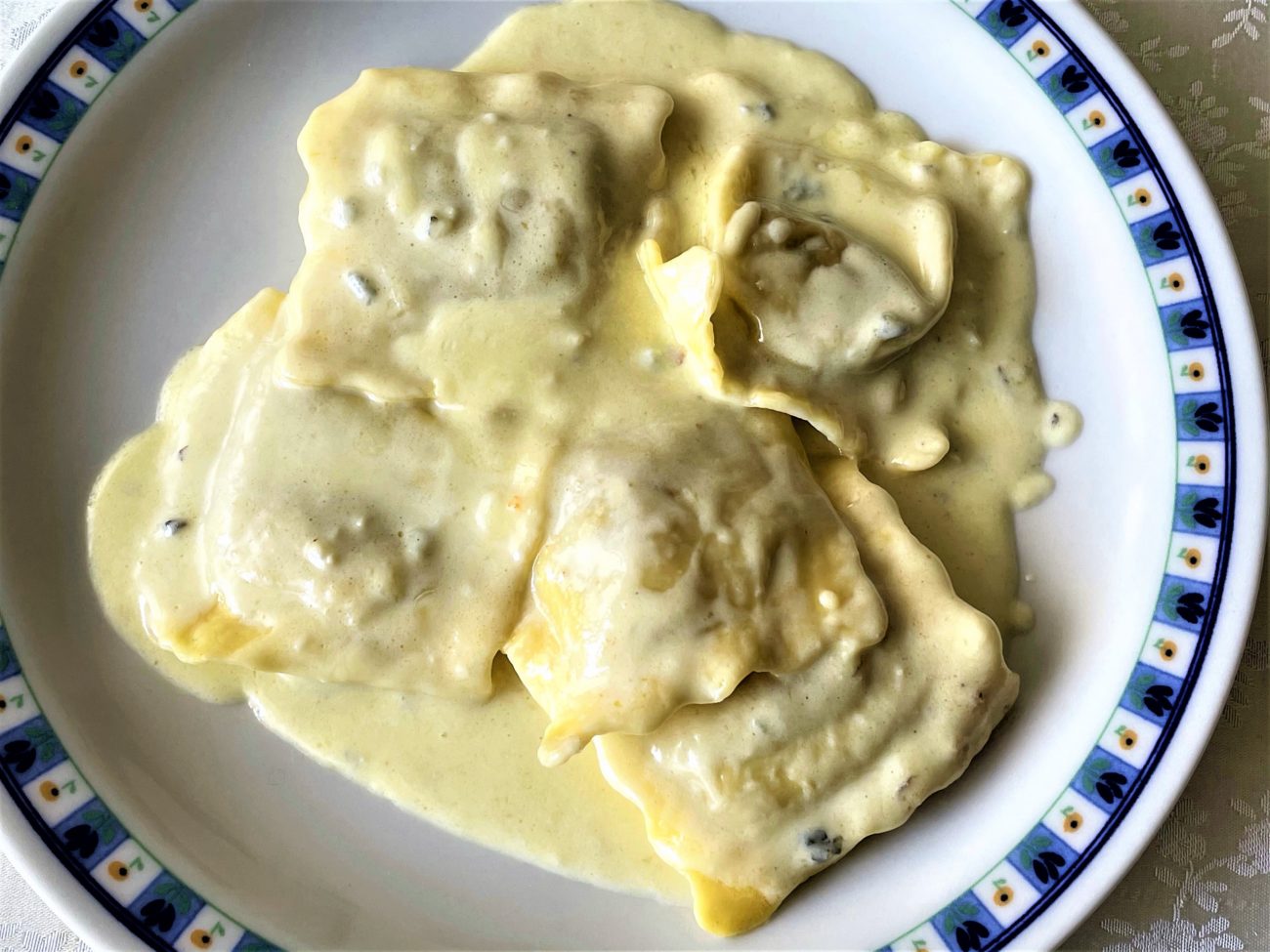 Tortelli di pollo con crema di pecorino