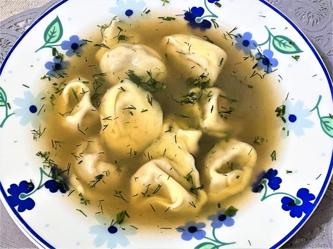 Tortelli di ricotta, speck e funghi, in brodo