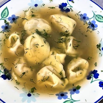Tortelli-di-ricotta-speck-e-funghi-in-brodo