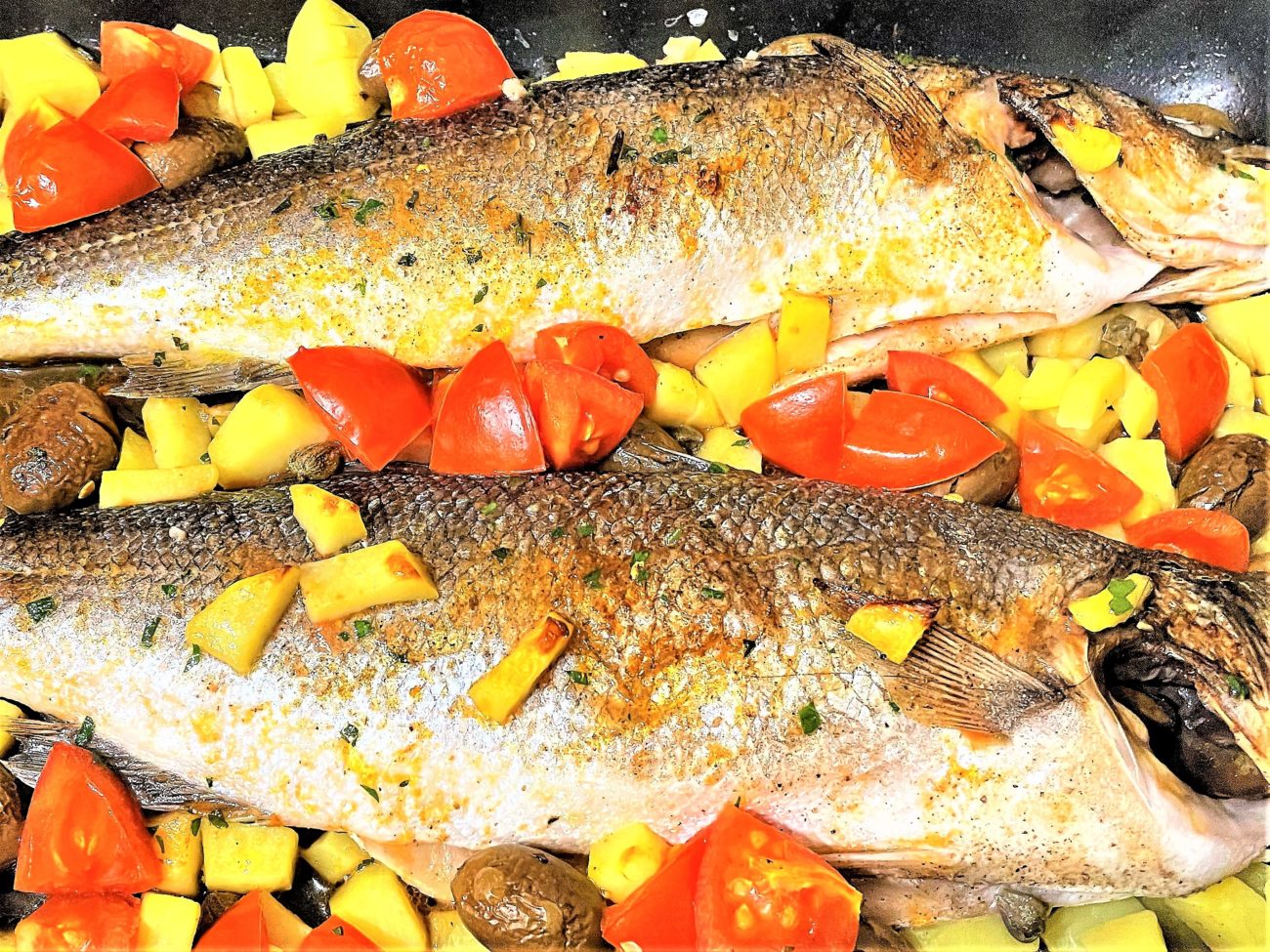 Branzino al forno con patate olive e pomodorini