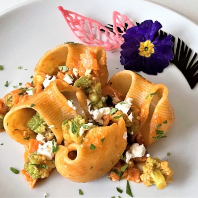 Conchiglioni-con-salmone-cavolo-romano-e-ricotta-salata