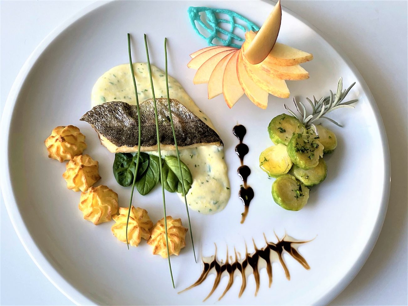 Filetto di trota con salsa Mornay, cavolini e pommes Duchesses