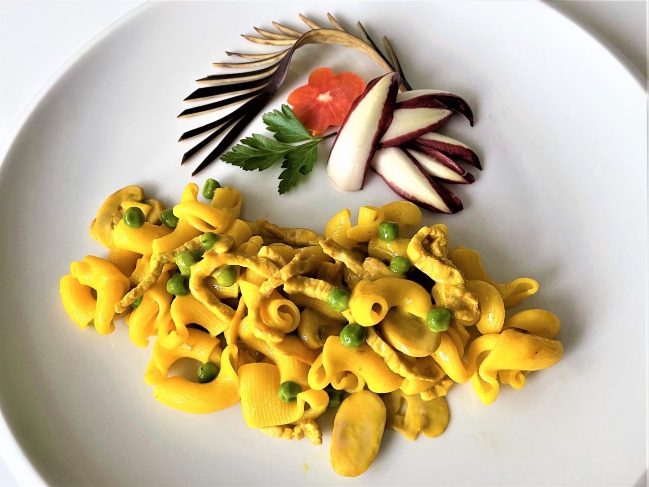 Torcetti con funghi, lonza, piselli e zafferano