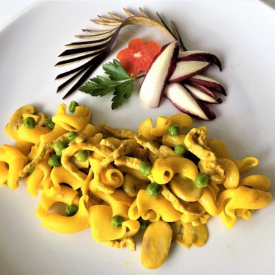 Maccheroni con funghi, lonza, piselli e zafferano