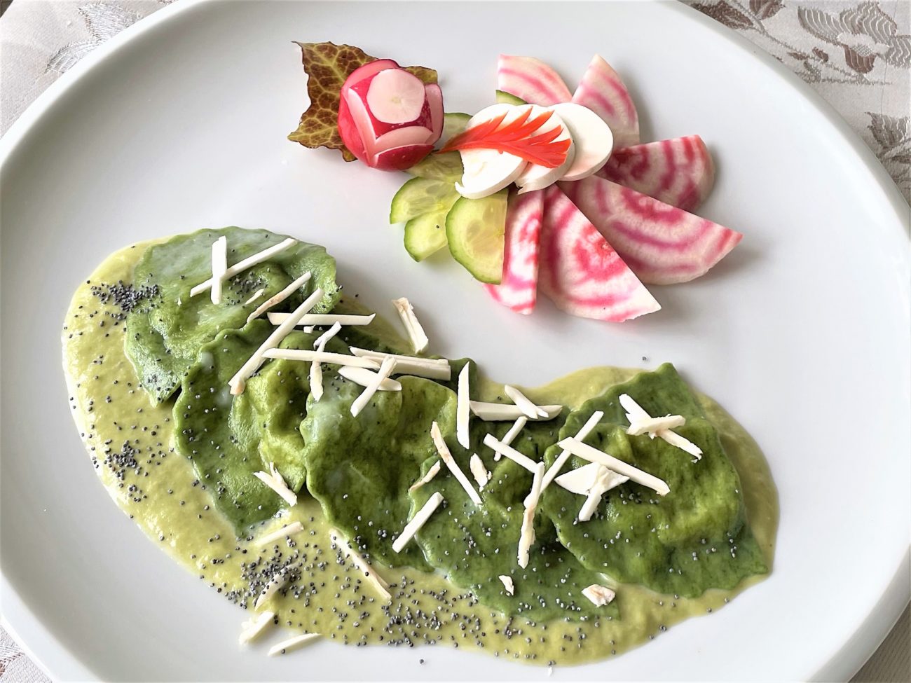 Mezzelune verdi con ricotta e champignon sopra una crema di asparagi