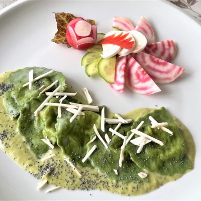 Mezzelune-verdi-con-ricotta-e-champignon-sopra-una-crema-di-asparagi