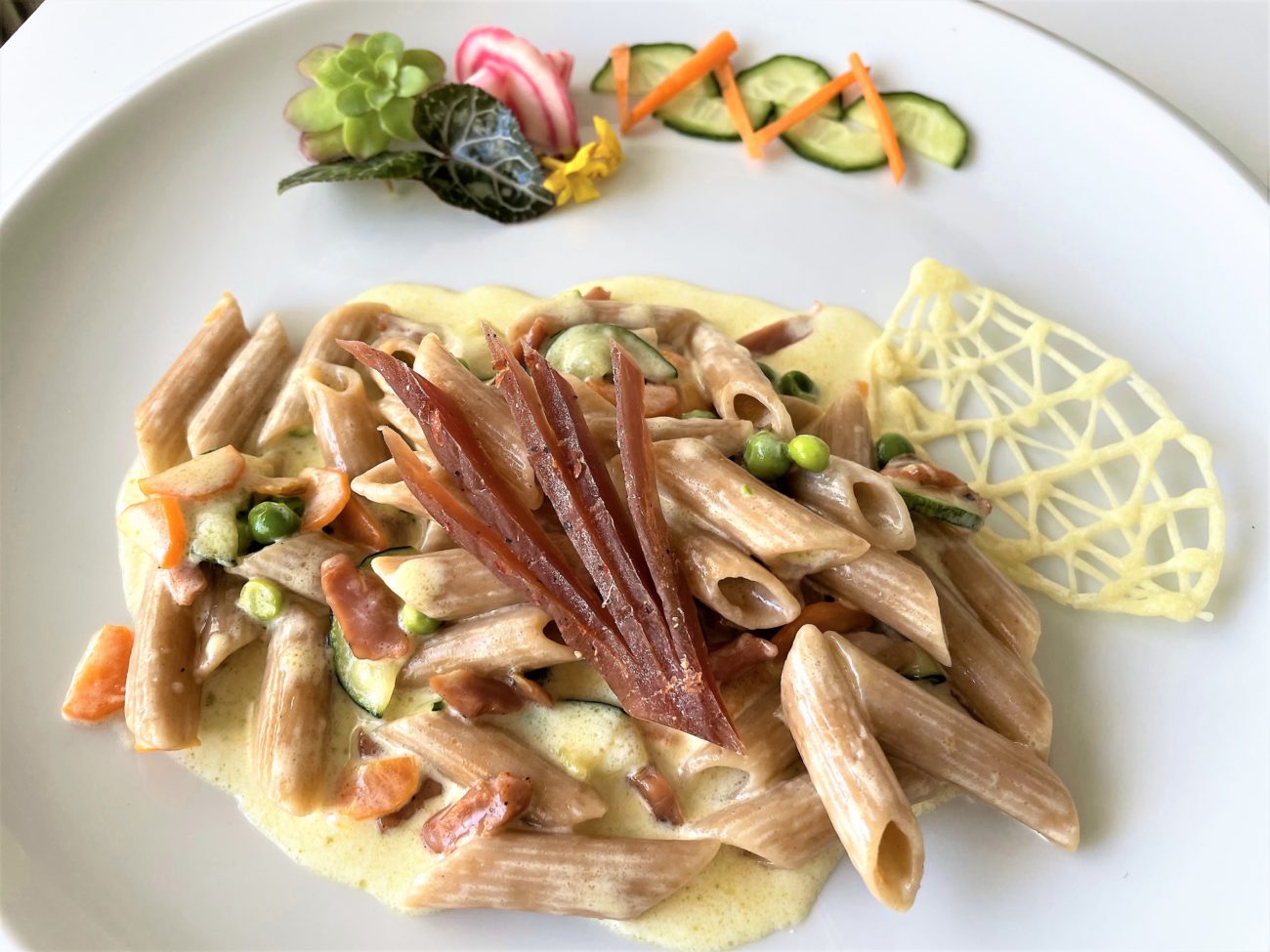 Penne di grano saraceno con zucchine e sfilacci di maiale