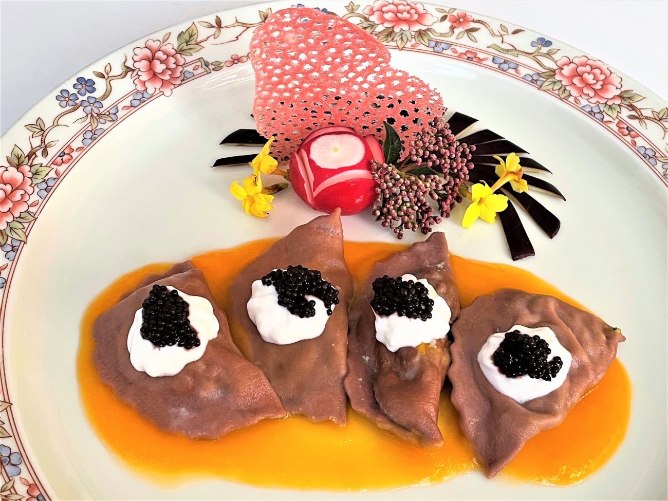 Ravioli al cacao con ricotta, funghi e crema di zucca