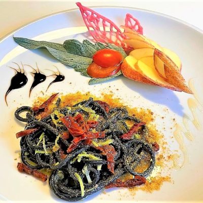 Spaghetti-al-nero-di-seppia-con-bottarga-e-pomodoro-secco
