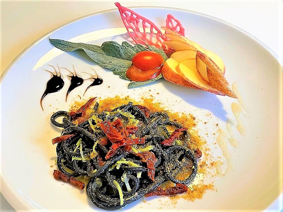 Spaghetti al nero di seppia con bottarga e pomodoro secco