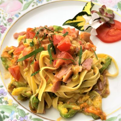 Tagliatelle-con-crudo-e-fiori-di-zucca