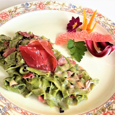 Tagliatelle-verdi-con-bresaola-e-radicchio-trevigiano