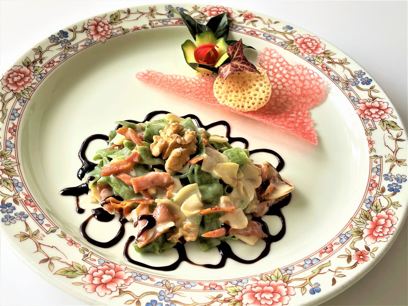Tagliatelle verdi con speck funghi e noci