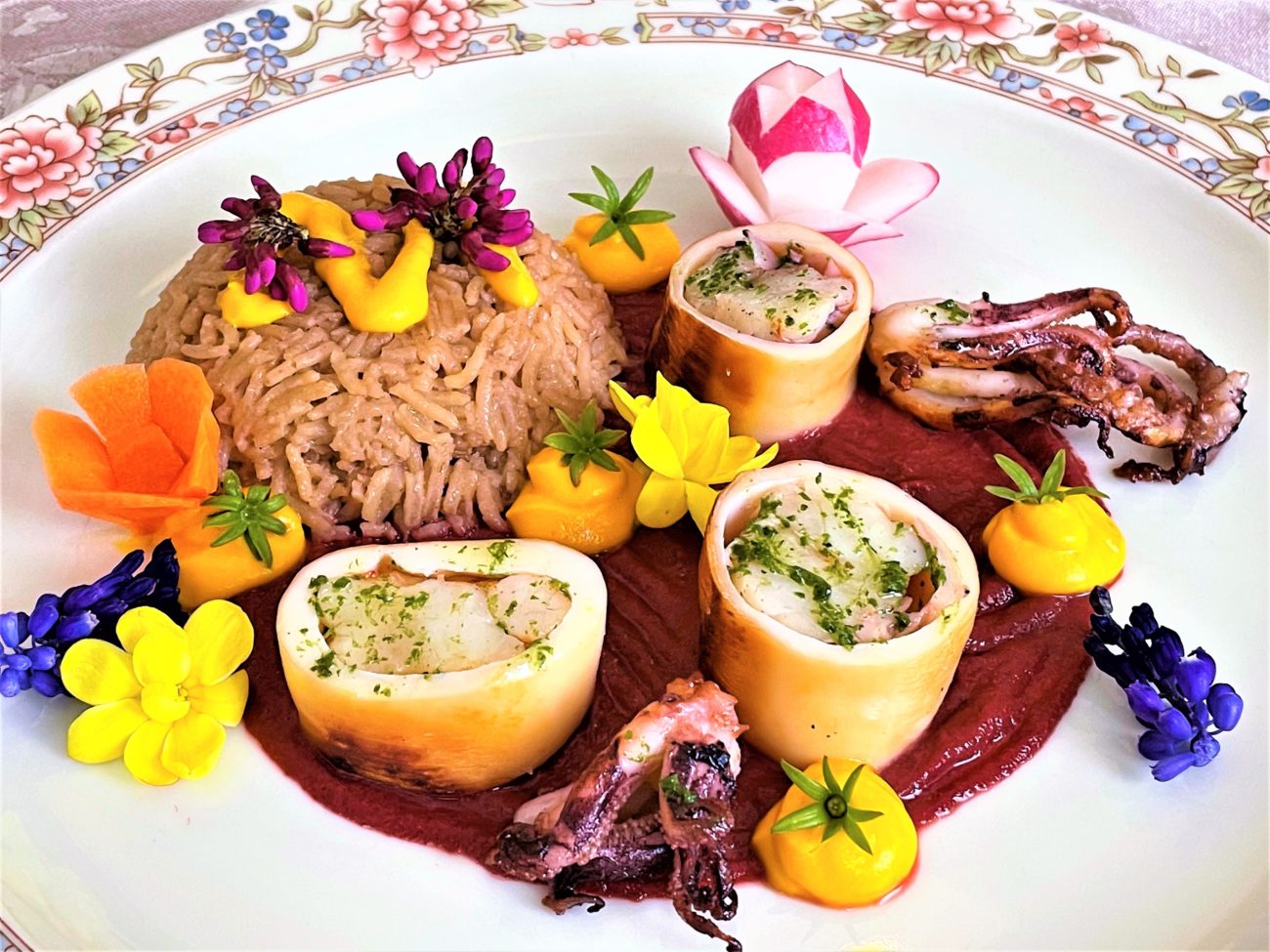 Calamari ripieni di code di scampo con salsa di barbabietola