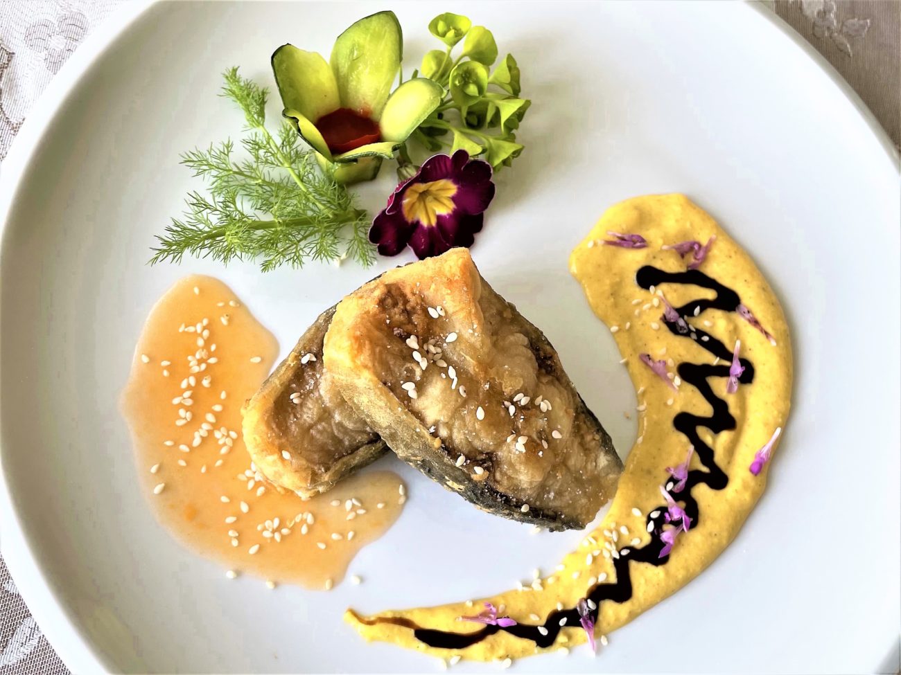 Carpa con salsa di uovo alla curcuma