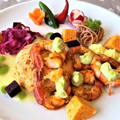 Code-di-gambero-con-crema-di-patate-e-guacamole