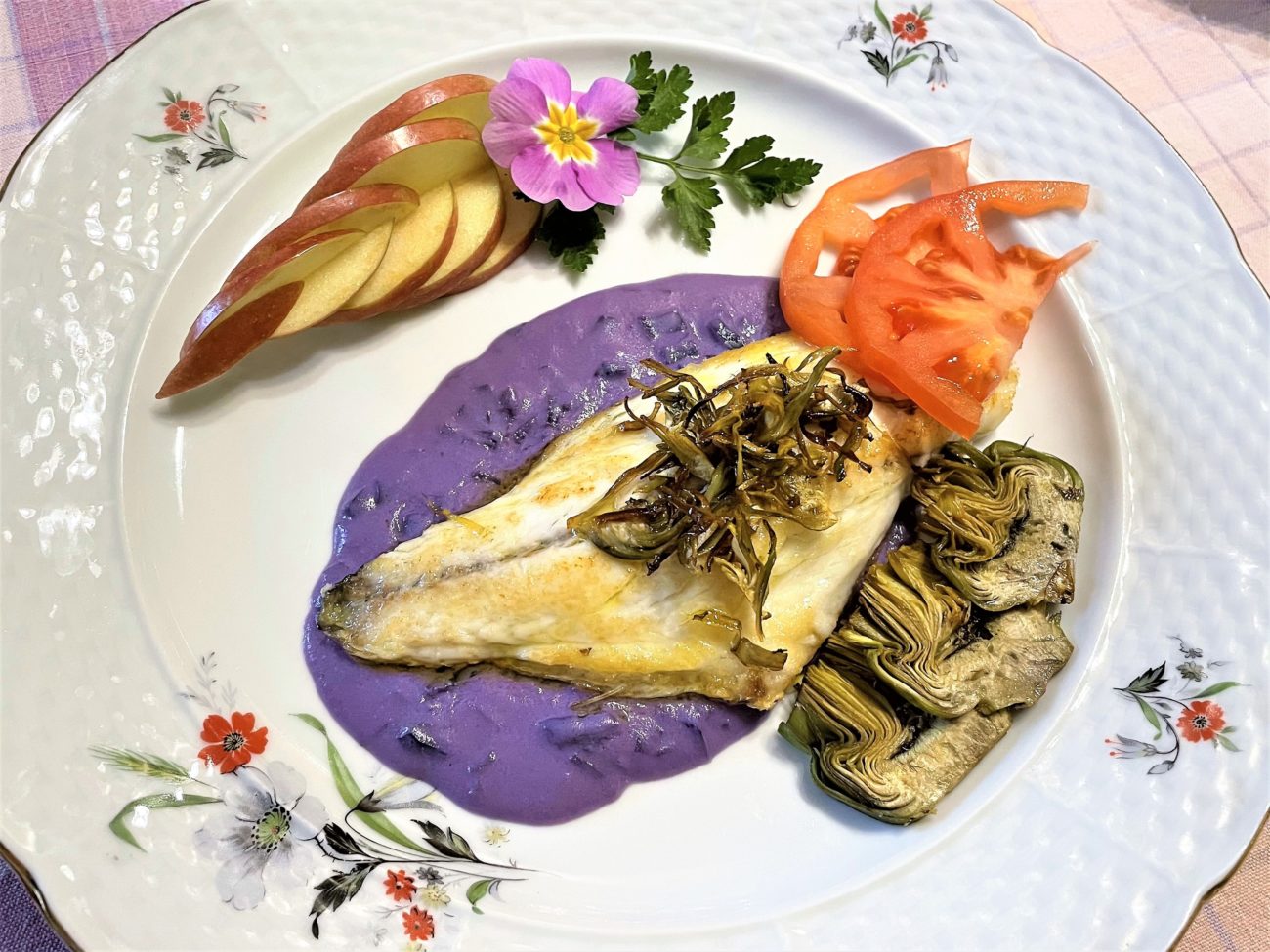 Filetto di orata ai carciofi su crema di cavolo viola