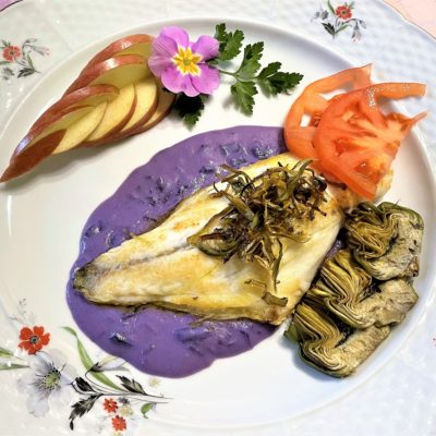 Fiketto-di-orata-ai-carciofi-su-crema-di-cavolo-viola