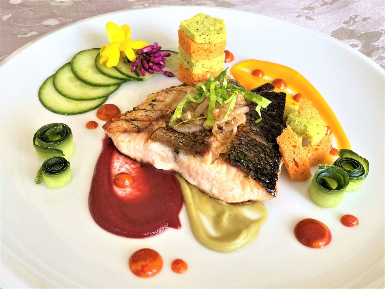 Filetto di salmone con creme di pomodoro, carota e piselli