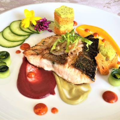 Filetto-di-salmone-con -creme-di-pomodoro-carota-e-piselli
