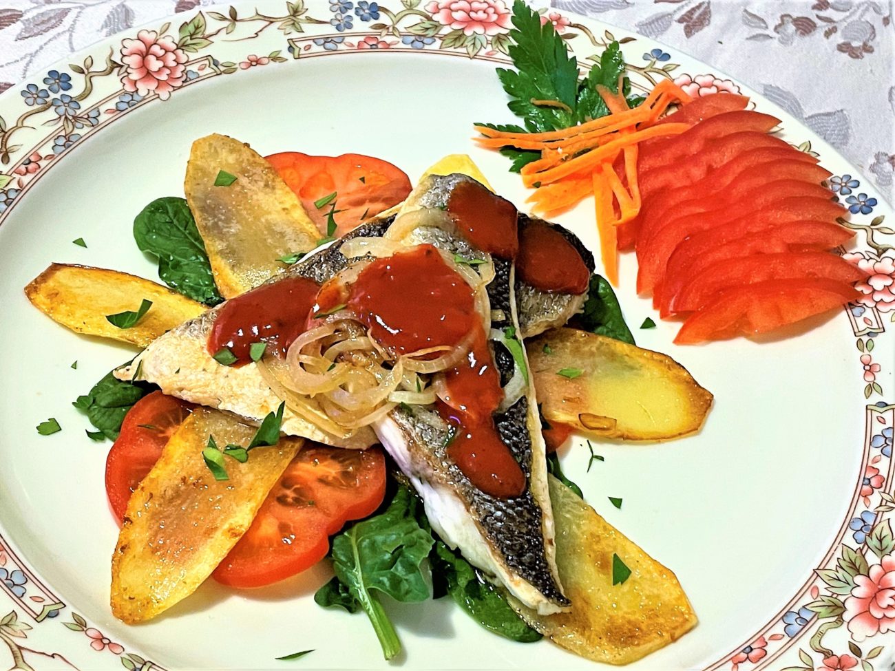 Filetto di spigola con cipolla di Tropea e verdure