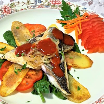 Filetto-di-spigola-con-cipolla-di-Tropea-con-verdure