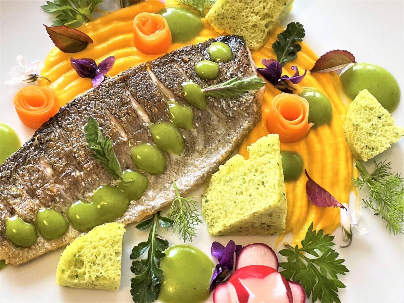 Filetto di trota con crema di carote e piselli