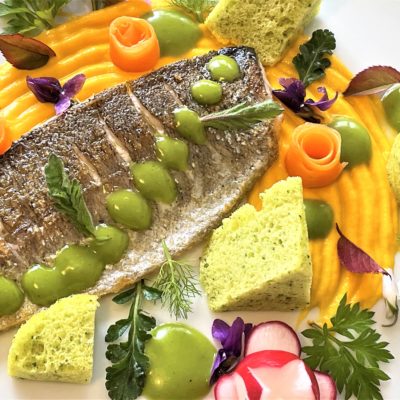 Filetto-di-trota-con-crema-di-carote-e-piselli